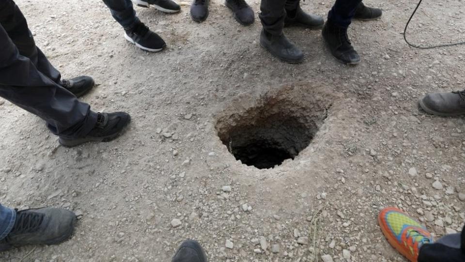 Hueco en un terreno baldío próximo a las murallas externas de la cárcel al que aparentemente conducía el túnel cavado por los prófugos.