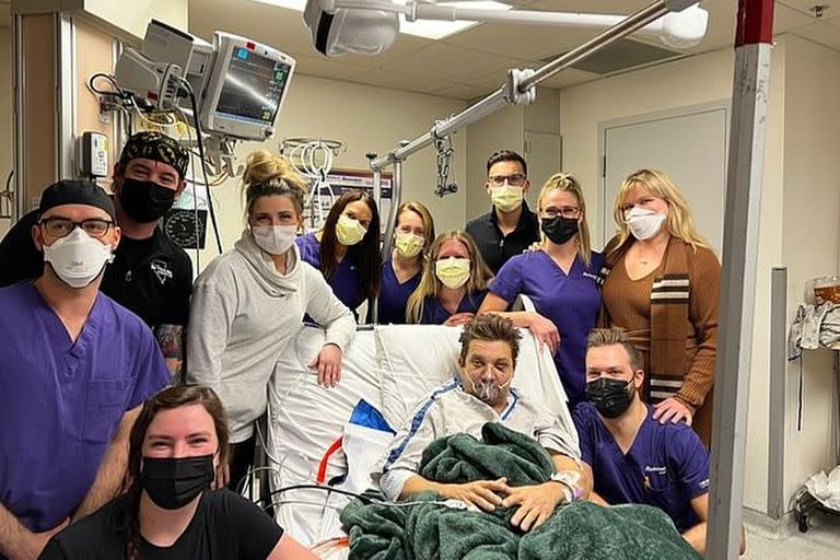 Antes de dejar la sala de cuidados intensivos, Jeremy Renner le agradeció al equipo médico y a los enfermeros que lo trataron