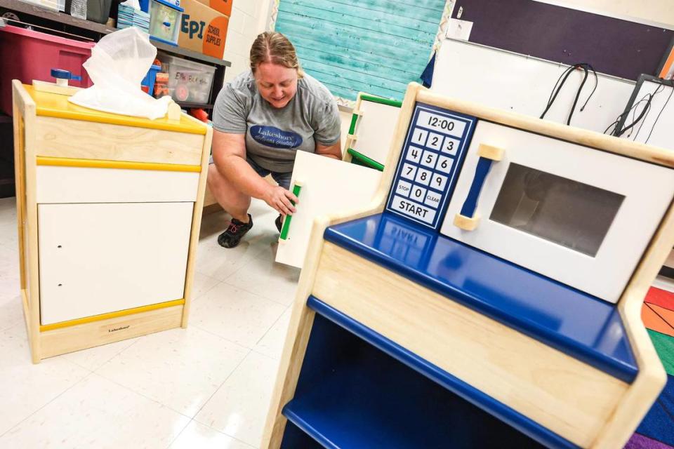 Tami Weis, de Lakeshore Learning Materials, monta los muebles de la zona de 'juego dramático' de un aula de preescolar de M.H. Moore Elementary School, en Fort Worth, el 28 de julio, mientras las escuelas se preparan para el primer día de clase, el 14 de agosto.