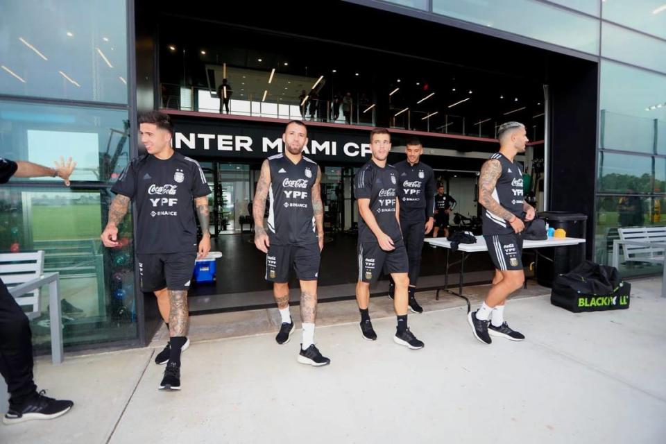 Jugadores de la selección de Argentina caminan en las instalaciones del centro de entrenamiento del Inter Miami en Fort Lauderdale.