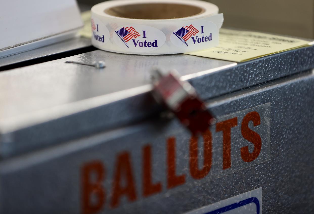 Calcomanías que leen "I Voted" se encuentran encima de una urna en la oficina electoral del condado de Marion en Salem, Oregon, el jueves 3 de noviembre de 2022.