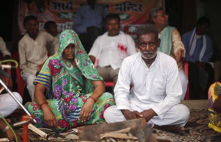 A couple take part in a religion conversion ceremony from Christianity to Hinduism at Hasayan town in the northern Indian state of Uttar Pradesh August 29, 2014. REUTERS/Adnan Abidi