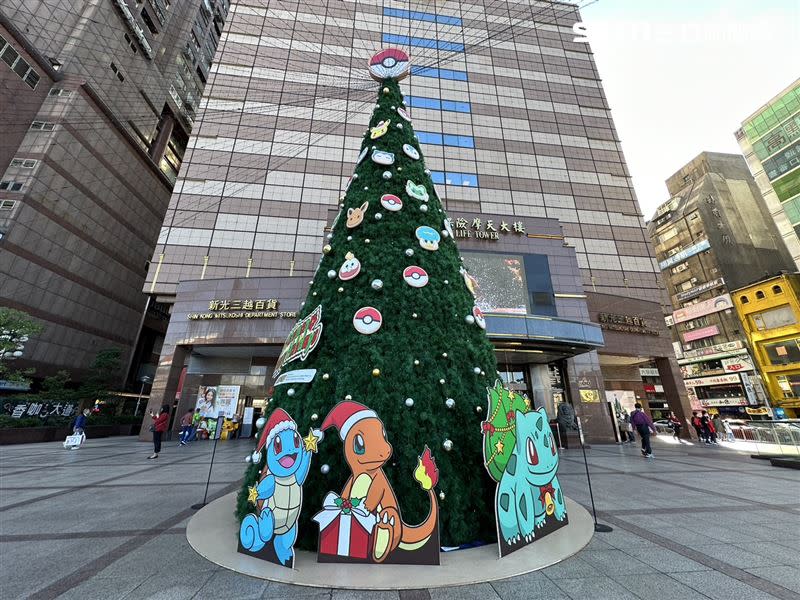 新光三越台北站前店今年耶誕以「寶可夢的耶誕樂園」為概念，打造10米高「巨型寶可夢耶誕樹」及「6米高巨型皮卡丘氣偶」(氣偶將於11月30日登場)。（圖／記者劉沛妘攝影）