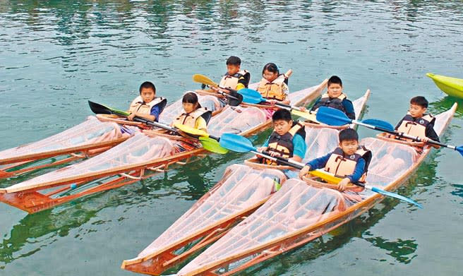 小琉球舉辦畢業生獨木舟出航活動今年邁入第4年，全德國小師生打造透明獨木舟，15日完工並依循古禮在杉板灣下水啟航。（潘建志攝）