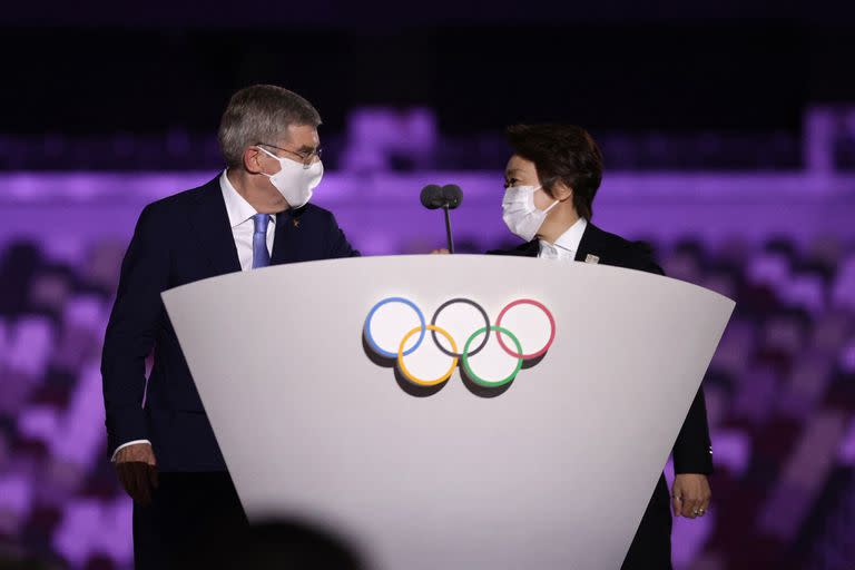 El presidente del Comité Olímpico Internacional, Thomas Bach (izq.) Y el presidente del Comité Organizador de los Juegos Olímpicos y Paralímpicos de Tokio, Seiko Hashimoto, son vistos antes de pronunciar sus discursos durante la ceremonia de apertura de los Juegos Olímpicos de Tokio 2020, en el Estadio Olímpico de Tokio, el 23 de julio de 2021.