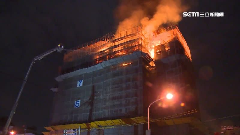 台中深夜發生火警，工地頂端竄出火舌。