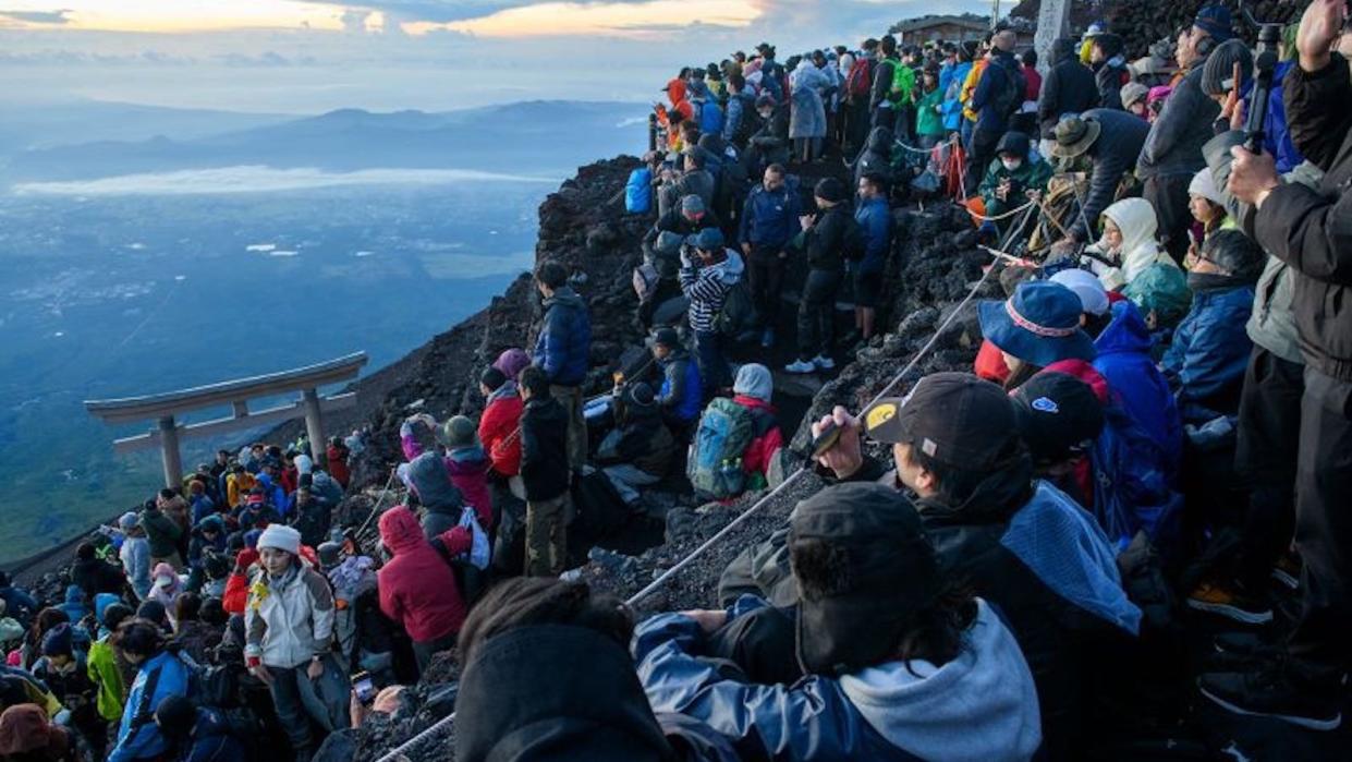 El Monte Fuji está en problemas: cómo el pico más alto de Japón es víctima del exceso de turismo