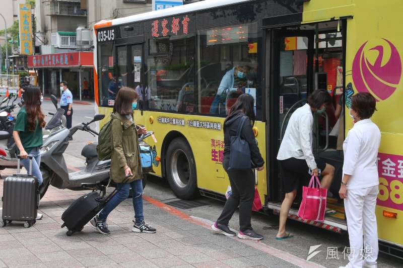 20210514-北市聯醫和平院區醫護同仁14日搭乘防疫巴士赴防疫旅館隔離。（顏麟宇攝）