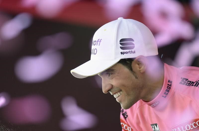 Imagen de archivo de Alberto Contador celebrandocon la camiseta rosa durante el Giro de Italia.