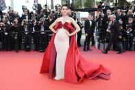 <p>Cette robe donne des allures royales à l’actrice thaïlandaise. Il fallait oser.<br>Crédit : Getty </p>