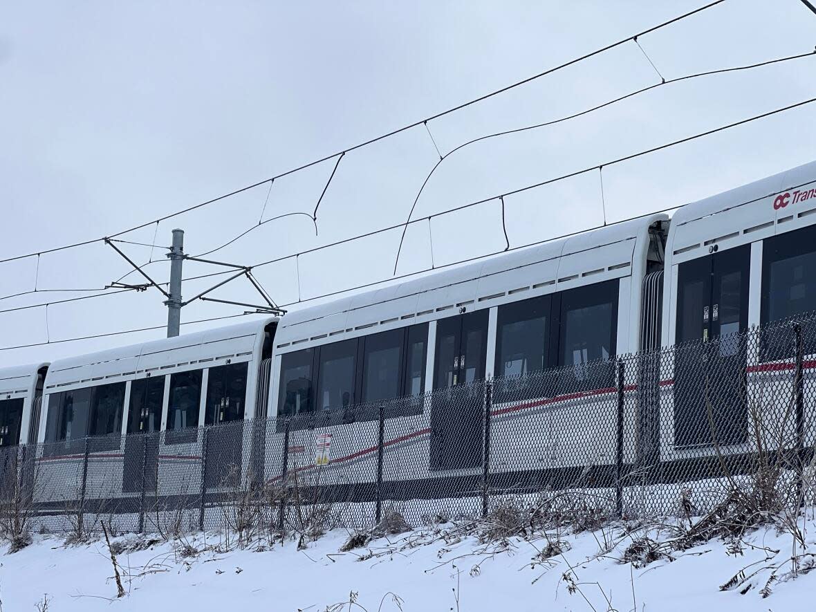 A broken wire on the overhead power system for Ottawa's Confederation Line Jan. 6, 2023. (David Bates/Radio-Canada - image credit)