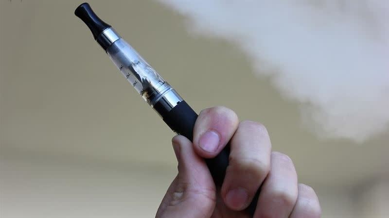 研究證實吸菸會增加新冠肺炎的嚴重度，一份針對年輕人的研究也發現，電子煙使用者罹患新冠肺炎的機率增加5倍。（示意圖／翻攝自Pixabay）