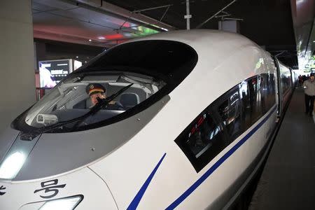 Imagen de archivo de un tren de alta velocidad en la estación Shanghai Hongqiao en Shanghái, China, dic 4 2014. Las empresas chinas están dando la espalda a México en una ola de desinterés que podría durar años, recelosas por la cancelación de dos proyectos de alto perfil que se esperaba iniciaran una nueva era de negocios entre los dos rivales manufactureros. REUTERS/Aly Song