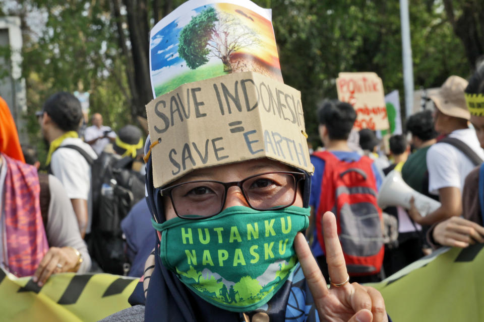 Hundreds of young environmental activists campaigning against the climate crisis in Jakarta on September 20, 2019.  (Photo: Aditya Irawan/NurPhoto via Getty Images)