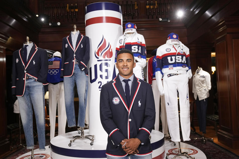 ARCHIVO - El atleta olímpico de carreras de BMX, Kamren Larsen, modela el uniforme de la ceremonia de apertura de los Juegos Olímpicos de París del equipo de Estados Unidos en la sede de Ralph Lauren el lunes 17 de junio de 2024 en Nueva York. (Foto Charles Sykes/Invision/AP, archivo)