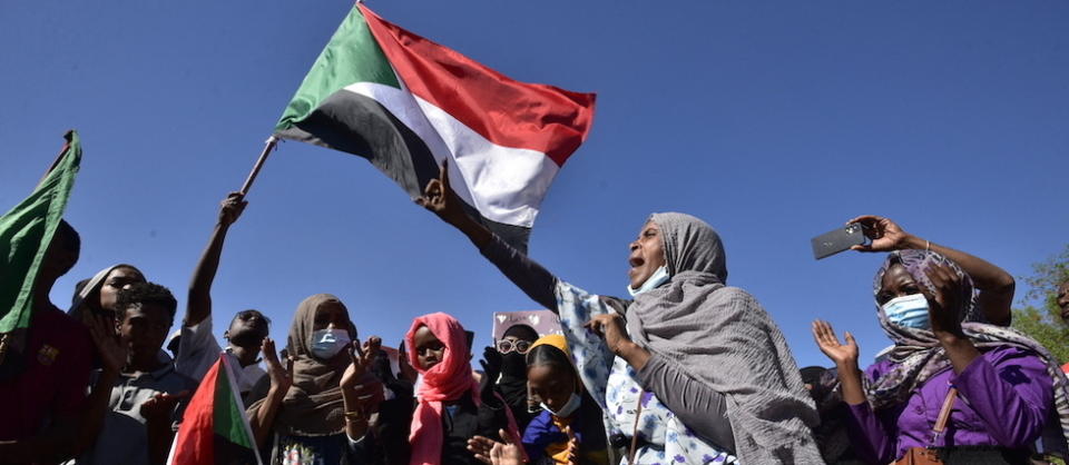 Preuve que la situation est loin d'être stabilisée : des manifestants se sont opposés à la décision du Premier ministre Hamdok de signer un nouvel accord avec l'armée, pendant que d'autres Soudanais estimaient les militaires indispensables à la transition..

