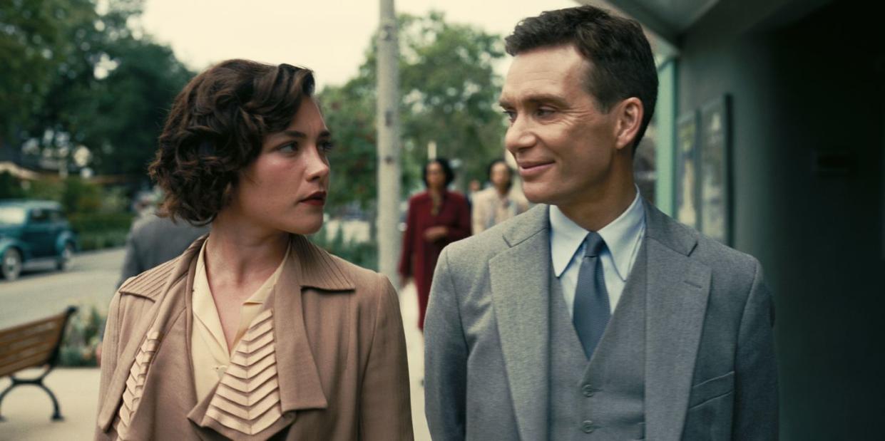 l to r florence pugh is jean tatlock and cillian murphy is j robert oppenheimer in oppenheimer, written, produced, and directed by christopher nolan