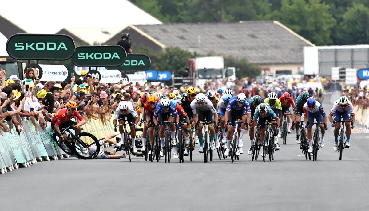 Mark Cavendish Tour de France stage four sprint finish was 'carnage'