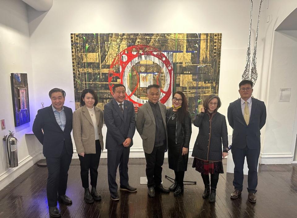 林世寶(中)「黃金年代」個展；左起：崔容準、張少庭與吳華揚。(記者牟蘭／攝影)