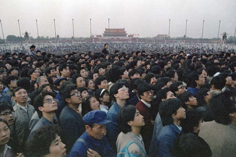 六四、1989年4月21日，數萬北京市民與學生在天安門廣場示威。（AP）