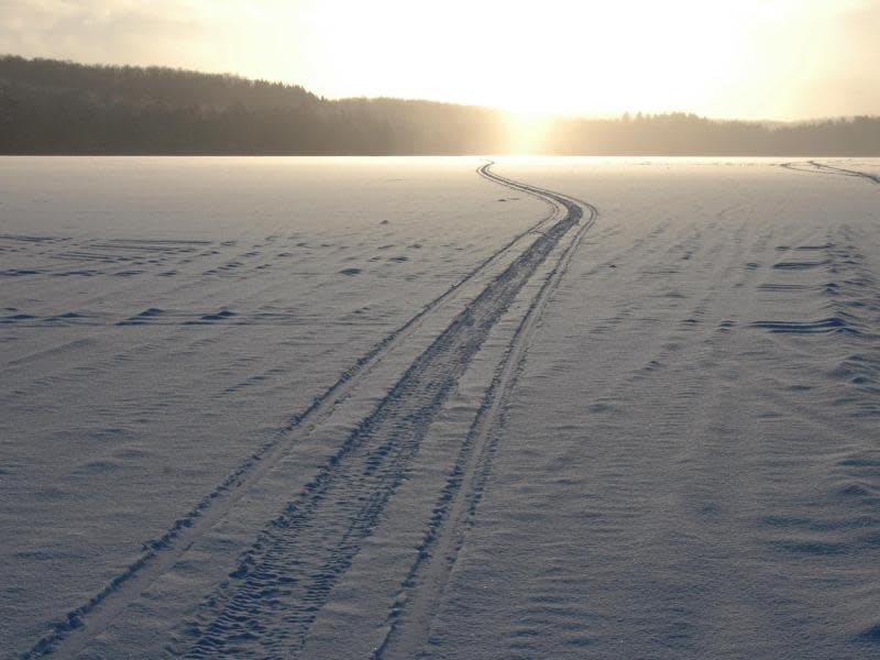 Unberührter Schnee vor der sinkenden Sonne: Im kanadischen Ontario sind die Tage kurz. Foto: Haliburton Forest