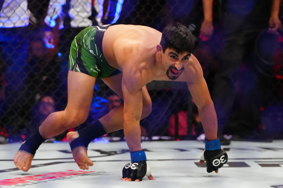 8 de julio de 2023;  Las Vegas, Nevada, Estados Unidos;  Jesús Aguilar (guantes azules) reacciona ante la derrota de Shannon Ross (guantes rojos) durante UFC 290 en T-Mobile Arena.  Crédito obligatorio: Stephen R.  Silvani-USA TODAY Deportes