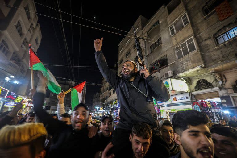 Palestinos gritan consignas durante una manifestación en el campo de refugiados de Jabalia en el norte de la Franja de Gaza 