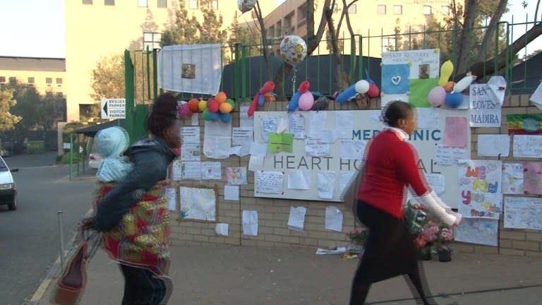 El ícono anti-apartheid Nelson Mandela seguía en condiciones críticas en el hospital este lunes de mañana, dejando a millones de sudafricanos y de personas alrededor del mundo pendientes de su salud.