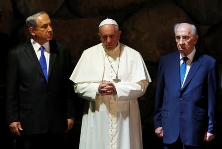 FILE PHOTO: Pope Francis stands in between Israeli PM Netanyahu and Israeli President Peres during ceremony in Hall of Remembrance at Yad Vashem Holocaust memorial in Jerusalem