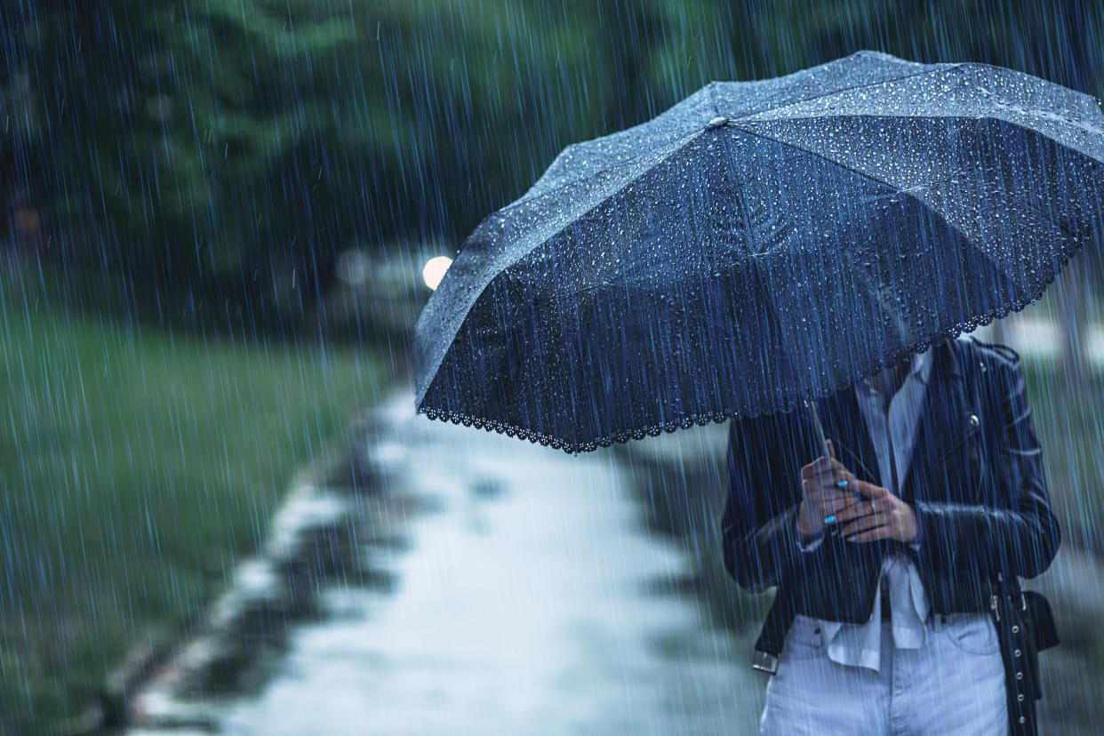 Protégete de la lluvia inesperada con estos artículos impermeables ligeros de llevar. (Foto: Getty)