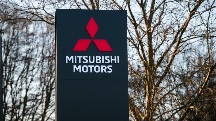 Das Logo des japanischen Autoherstellers auf dem Firmengelände. Die Staatsanwaltschaft Frankfurt hat Geschäftsräume der deutschen Mitsubishi-Niederlassung durchsuchen lassen. Foto: dpa