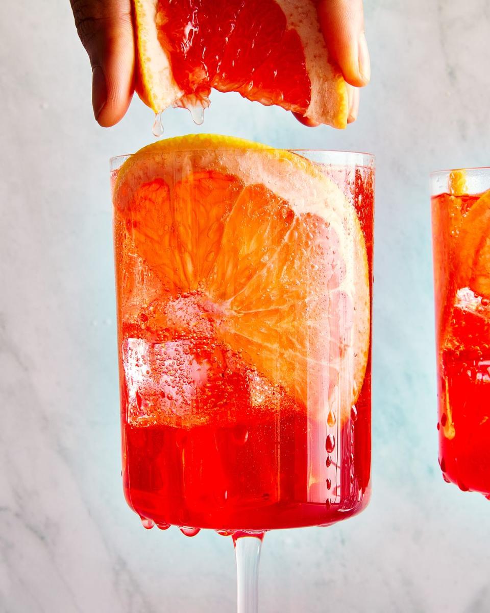 campari spritz with orange slices