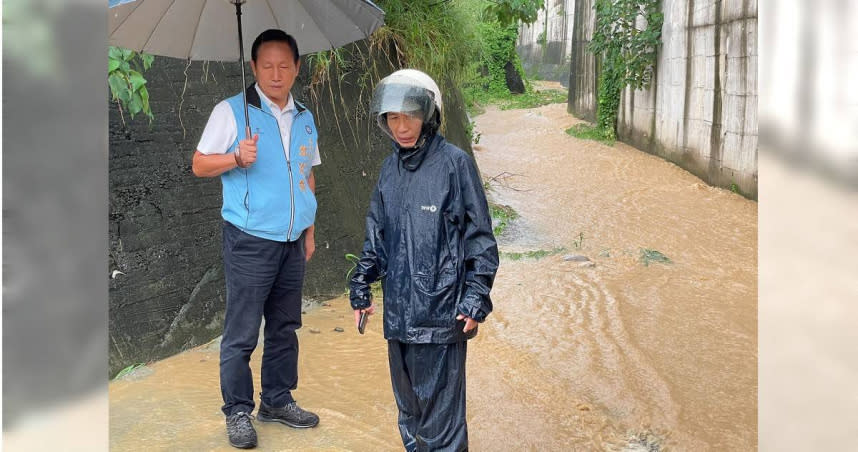 鄭俊雄一接獲淹水通報，立馬衝至現場關心受災程度。（圖／翻攝至鄭俊雄臉書）