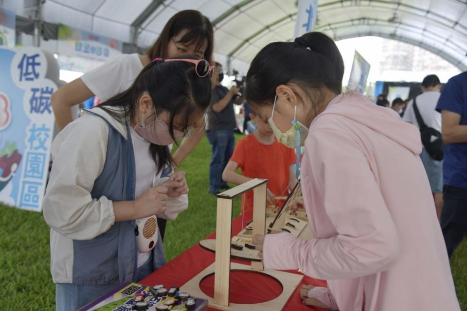 世界環境日園遊會主軸為「塑戰速決」，再搭配防災、能源及食農等氣候變遷重要面向，分享新北市推展校園減塑、資源回收循環再利用等教學活動。（記者蔡琇惠攝）