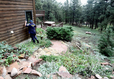 Members of the Federal Emergency Management Agency (FEMA) Urban Search and Rescue team inspect homes and offer assistance, at Lee Hill Drive in Boulder, Colorado, U.S., September 16, 2013. REUTERS/Mark Leffingwell/Files