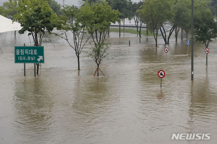 南韓遭雨彈襲擊，多處爆發洪患。翻攝NEWSIS