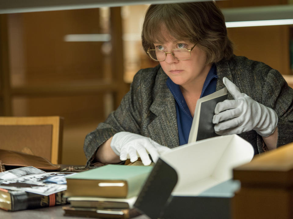 Marielle Heller beschäftigt sich in "Can You Ever Forgive Me?" mit der wahren Geschichte von Journalistin Lee Israel, die Briefe von verstorbenen Stars fälscht, um selbst Anerkennung zu erhalten. In den USA kommt der Film mit Melissa McCarthy in der Hauptrolle im Oktober in die Kinos. Der deutsche Kinostart steht noch nicht fest. (Bild-Copyright: foxsearchlight)