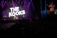 Luke Pritchard de The Kooks durante su concierto en el festival Corona Capital en la Ciudad de México el sábado 17 de noviembre de 2018. (Foto AP/Eduardo Verdugo)