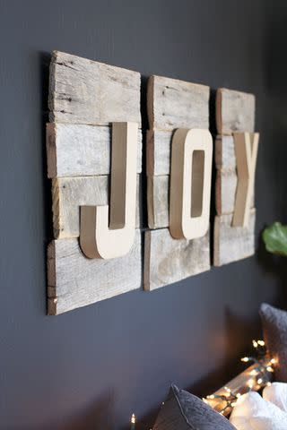 <p><a href="https://www.kristimurphy.com/blog/reclaimed-wood-joy-christmas-sign" data-component="link" data-source="inlineLink" data-type="externalLink" data-ordinal="1">Kristi Murphy</a></p>