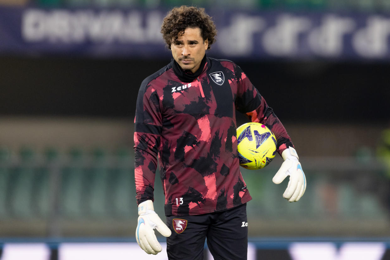 Guillermo Ochoa en el calentamiento del partido entre Salernitana y Hellas Verona del lunes pasado. (Emmanuele Ciancaglini/Ciancaphoto Studio/Getty Images)