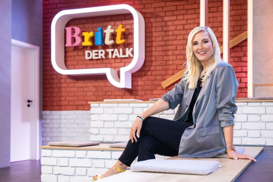 Britt Hagedorn bringt den Nachmittagstalk zurück ins Fernsehen: "Für mich ist der Daily Talk die Mutter aller Reality-Fernsehsendungen. Mehr geballte, echte Emotionalität gibt es nirgendwo", erklärt die 50-Jährige. Am Montag, 24. Oktober, 16 Uhr, geht's los mit "Britt - Der Talk" bei SAT.1. (Bild: SAT.1 / Willi Weber)