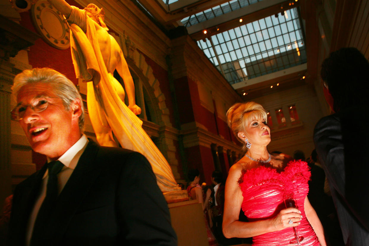 Richard Gere e Ivana Trump durante la Gala del Met en el Museo Metropolitano de Arte, en Manhattan, el 1 de mayo de 2006. (Marvi Lacar/The New York Times)