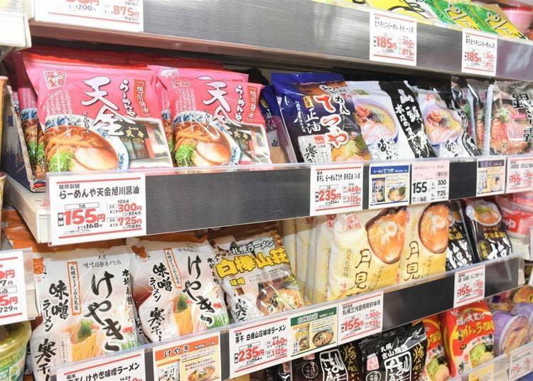 在超市賣場就能看見各種北海道知名拉麵店的產品