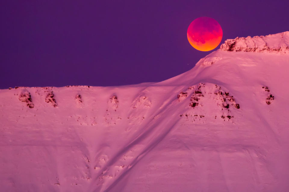 <p>A super blue blood moon is seen from Longyearbyen, Svalbard, Norway, Jan. 31, 2018. (Photo: NTB Scanpix/Heiko Junge/via Reuters) </p>