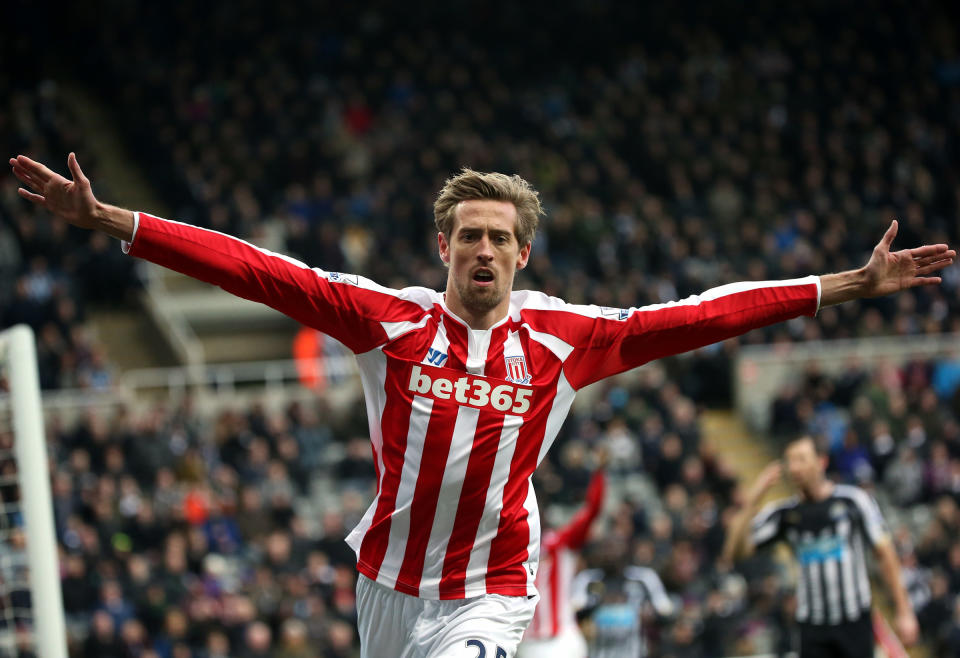 El atacante del club Stoke Peter Crouch festeha tras anotar el gol del empate ante el Newcastle United en partido que se jugó el domingo 8 de febrero de 2015. (Foto AP/Scott Heppell)