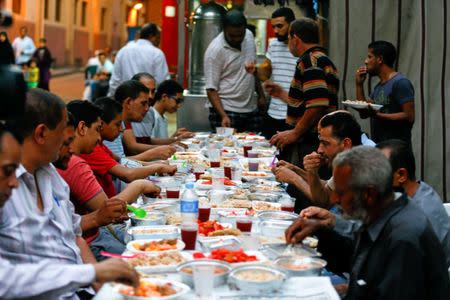 Muslims eat meals prepared by Coptic Christians during Ramadan in Cairo, Egypt June 18, 2017. Picture taken June 18, 2017. REUTERS/Mohamed Abd El Ghany