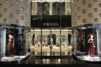 Ähnlich sieht es bei Prada aus: Auch die Produkte dieses italienischen Luxus-Labels zählen nicht mehr zu den absoluten Prestige-Objekten der chinesischen Luxus-Shopper, sondern rangieren leicht darunter. (Bild-Copyright: Getty Images)