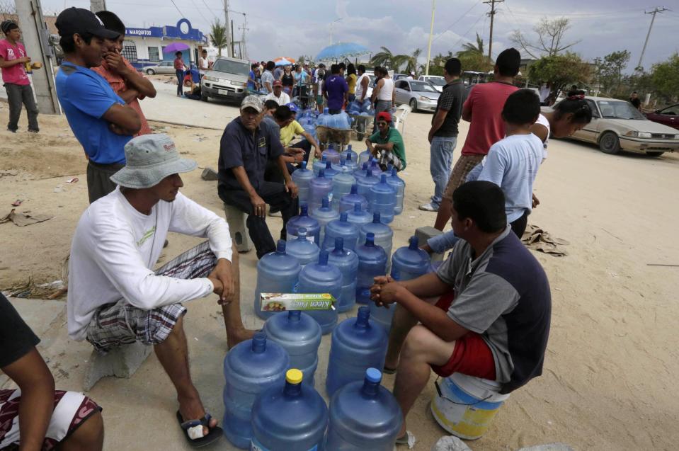 People wait in line to buy bottles of water in San Jose del Cabo, after Hurricane Odile hit Baja in California, September 19, 2014. Thousands of tourists were stranded in the storm-battered Mexican Pacific resort of Los Cabos on Thursday, with water in short supply and looted stores sitting empty as a new hurricane threatened to buffet the popular tourist hub. Odile churned into the southern tip of the Baja California peninsula on September 14, 2014 as a Category 3 hurricane, wreaking havoc on a scenic area popular with U.S sun seekers that has rarely witnessed such devastation. REUTERS/Henry Romero (MEXICO - Tags: ENVIRONMENT DISASTER TRAVEL)