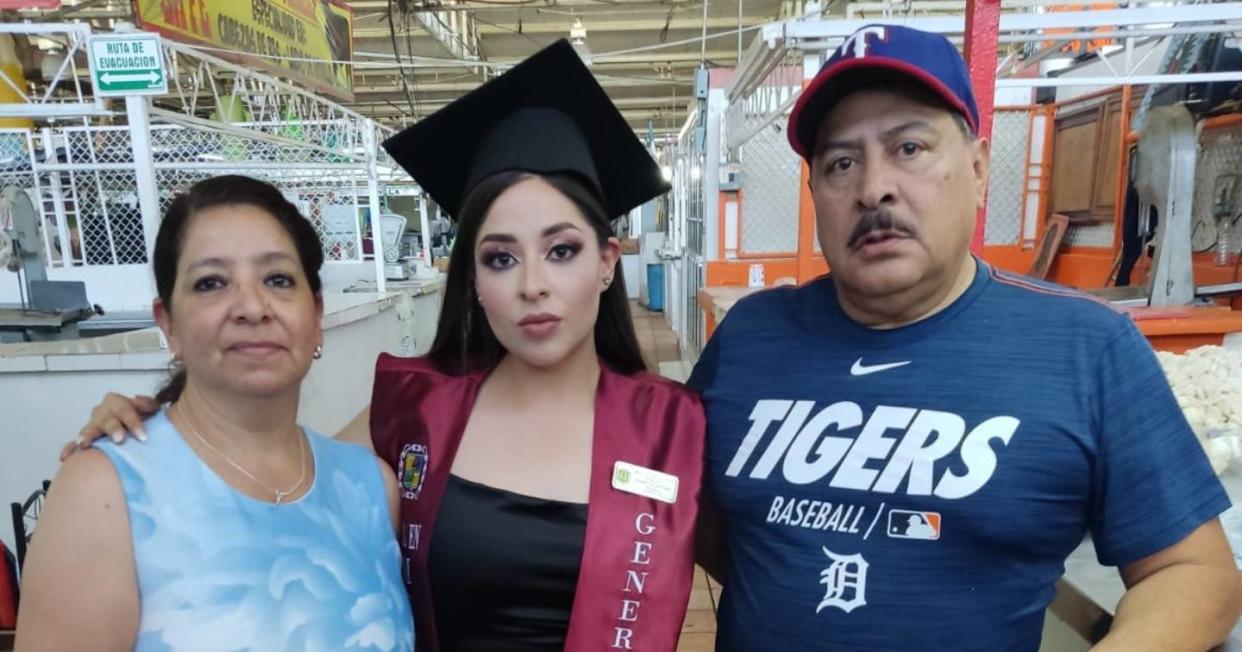 Joven celebra su graduación en el mercado donde trabajan sus papás. Foto: Facebook vía MaryTrulml