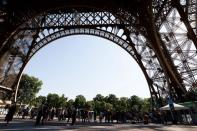 <p>Fermée depuis le 13 mars, à cause du coronavirus, la Tour Eiffel a rouvert partiellement ses portes aux touristes jeudi.</p>